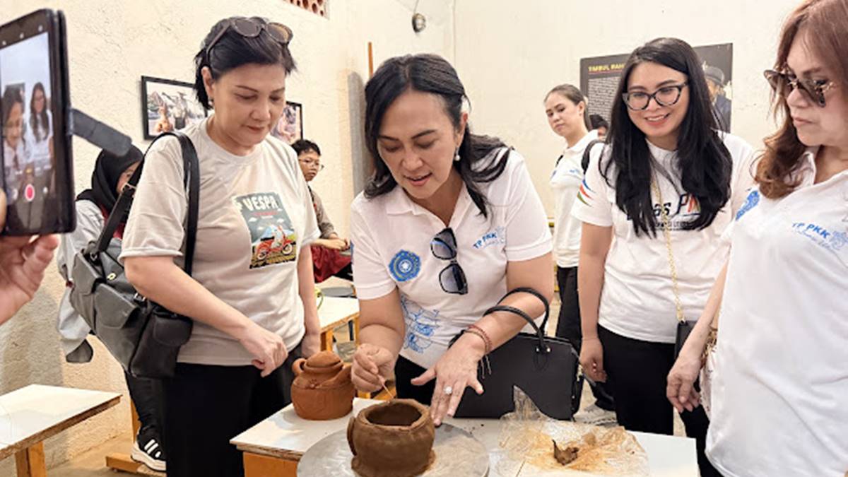 Ketua TP PKK Sulut Anik Yulius Selvanus meninjau kerajinan gerabah lokal di MuseumKu Gerabah Timbul Raharjo.