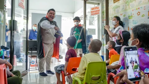 Luwansa Hotel Manado Rayakan Hari Anak Nasional dengan Berbagi untuk Anak Pejuang Kanker