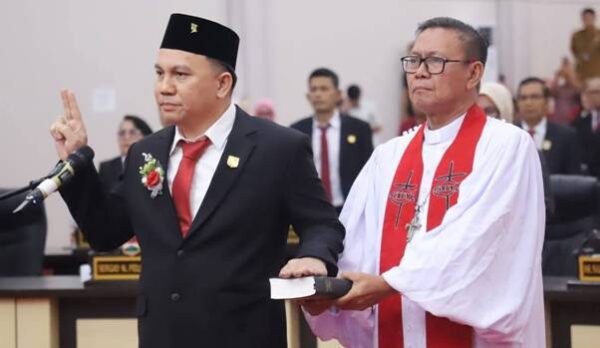 Chris Rumansi Dilantik sebagai Ketua DPRD Minahasa Tenggara