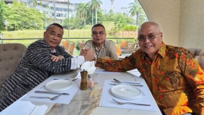 Wakil Ketua DPR RI Sufmi Dasco Ahmad bersama Ketua PWI Pusat Akhmad Munir dan pengacara Hotman Paris Hutapea usai mediasi terkait pencabutan laporan dugaan penghinaan profesi wartawan.