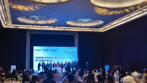 Duta Besar Republik Indonesia untuk China Djauhari Oratmangun dan sejumlah perwakilan LiuGong menghadiri acara LiuGong Indonesia Downstream Development Conference di Jakarta pada 21 Juli 2026. (Xinhua)