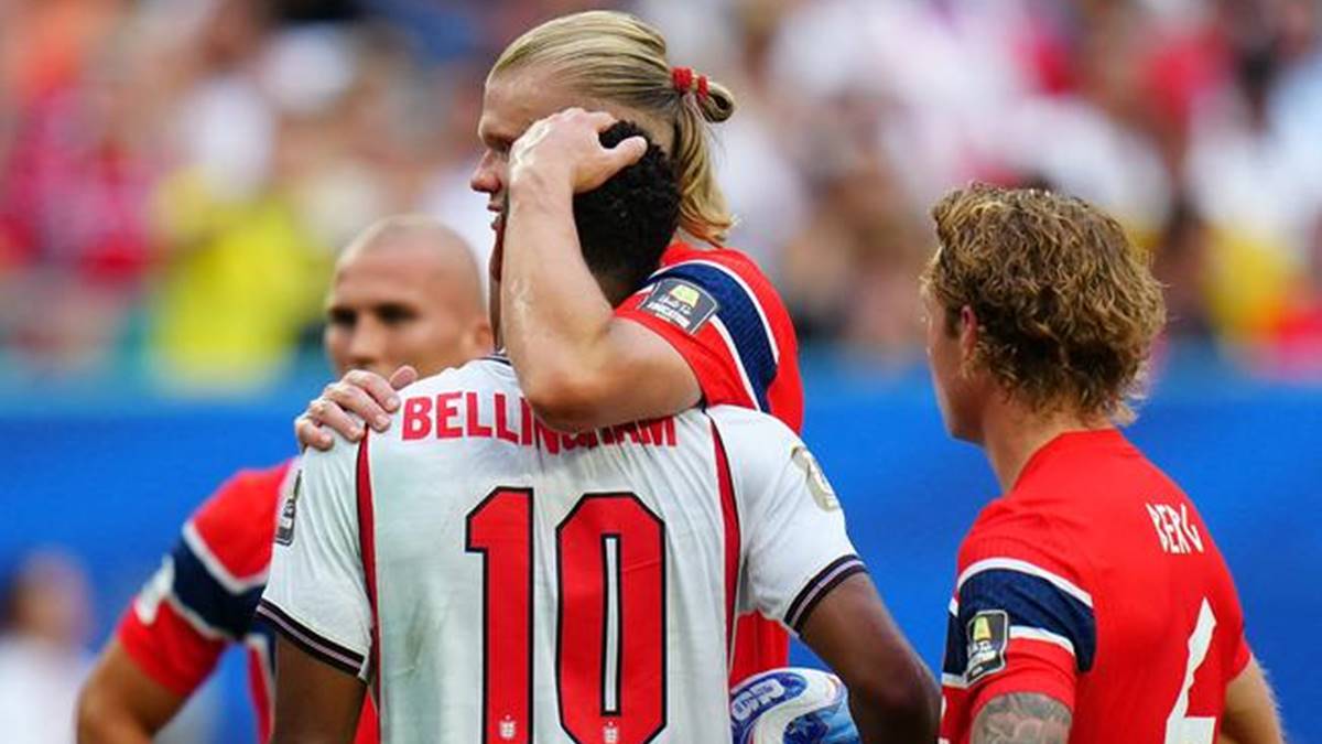 Erling Haaland (kedua dari kanan) dari Norwegia memeluk Jude Bellingham (kiri, depan) dari Inggris saat pertandingan perempat final antara Norwegia melawan Inggris dalam Piala Dunia FIFA 2026 di Miami Stadium di Miami, Amerika Serikat, pada 11 Juli 2026. (Xinhua/Jia Haocheng)