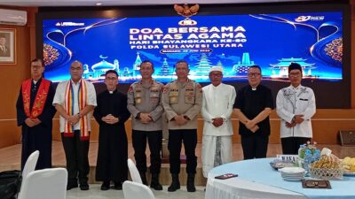FKUB Sulut bersama jajaran Polda Sulut berfoto bersama usai doa bersama Hari Bhayangkara ke-80 di Sulawesi Utara.