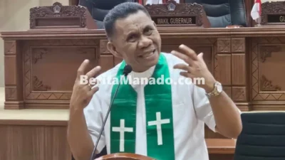 Ketua Umum PP KGPM Teddy Batasina memimpin ibadah rutin di Ruang Paripurna DPRD Provinsi Sulawesi Utara pada Senin 6 Juli 2026.