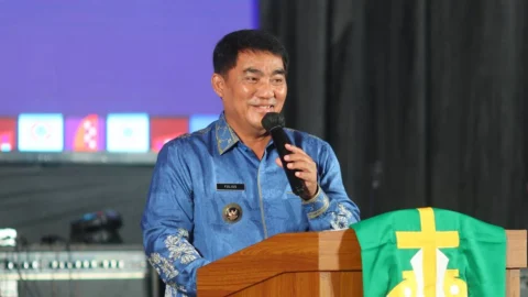 Gubernur Sulawesi Utara Yulius Selvanus membagikan kisah masa remajanya saat membuka Pekan Seni Remaja Sinode GMIM 2026 di Aula Mapalus Kantor Gubernur Sulut.