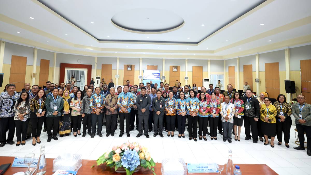 Gubernur Sulut Yulius Selvanus bersama peserta PKN Tingkat II Angkatan 23 Tahun 2026 di BPSDMD Sulawesi Utara.