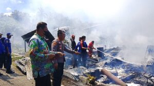 Dua Rumah di Wangurer Utara Ludes Dilalap Api, Kakek Pingsan Dievakuasi ke RSUD, Sepeda Motor Ikut Hangus