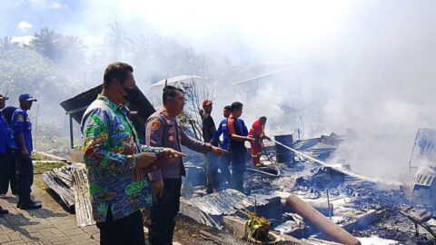 Dua Rumah di Wangurer Utara Ludes Dilalap Api, Kakek Pingsan Dievakuasi ke RSUD, Sepeda Motor Ikut Hangus