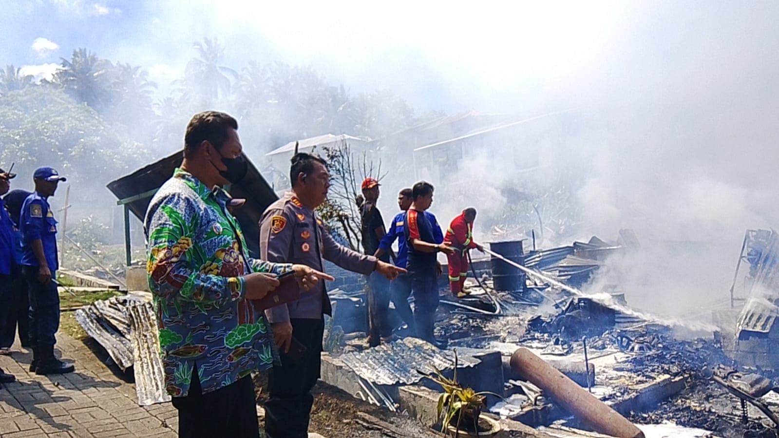 Dua Rumah di Wangurer Utara Ludes Dilalap Api, Kakek Pingsan Dievakuasi ke RSUD, Sepeda Motor Ikut Hangus
