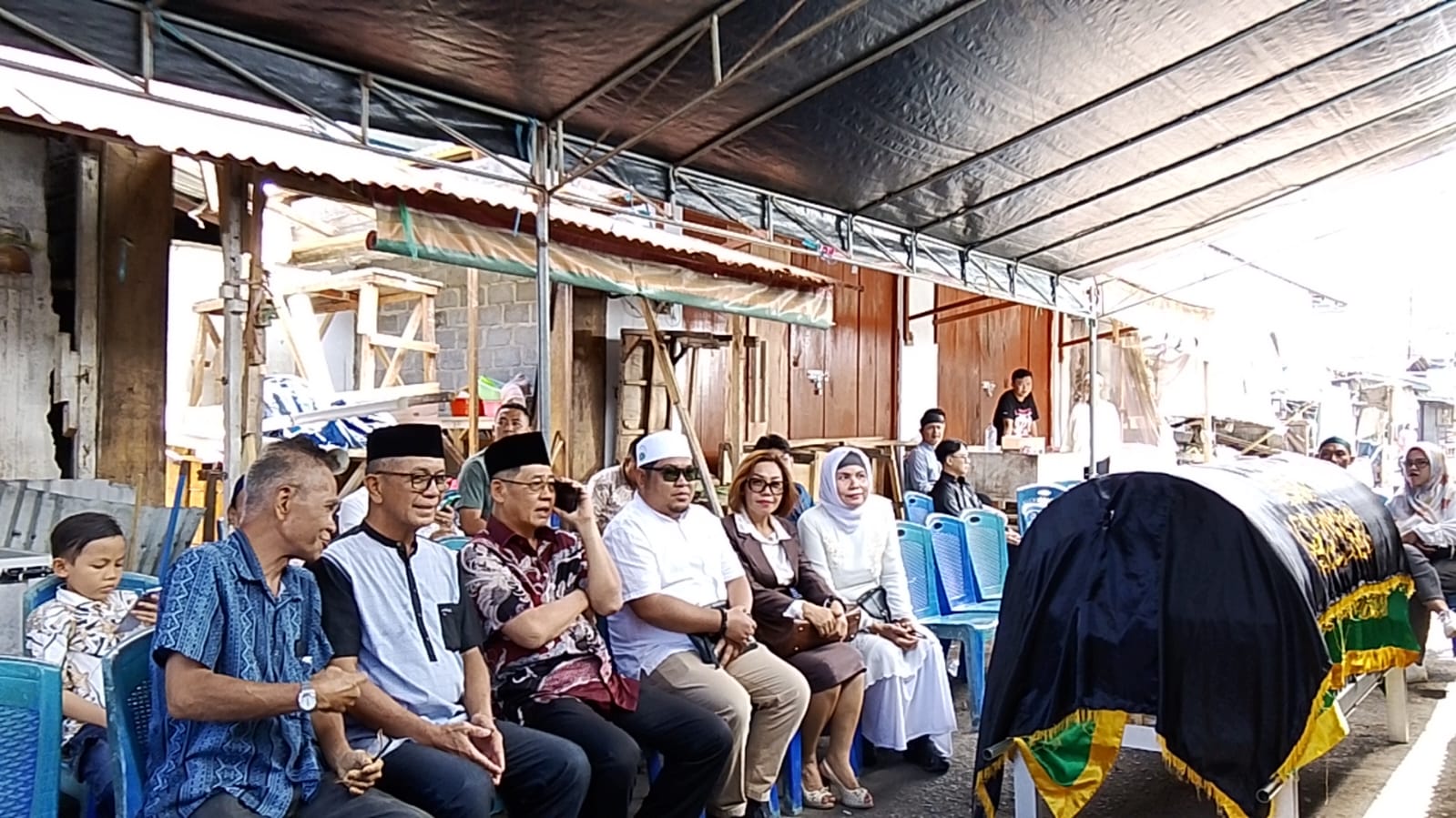 Di Tengah Kesibukan, Hengky Honandar Hadir di Rumah Duka Ibunda Tokoh Masyarakat Bitung, Wujudkan Kepedulian Pemimpin