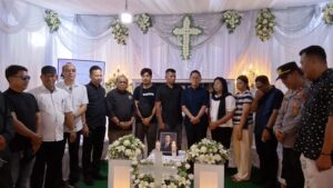 Wali Kota Hengky Honandar Datangi Rumah Duka Pnt. Ir. Yulianus Nanna, Sampaikan Belasungkawa dan Teguhkan Keluarga yang Berduka