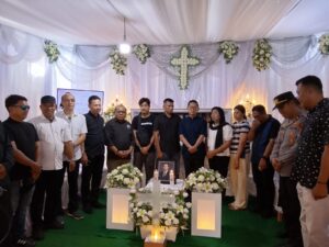 Wali Kota Hengky Honandar Datangi Rumah Duka Pnt. Ir. Yulianus Nanna, Sampaikan Belasungkawa dan Teguhkan Keluarga yang Berduka