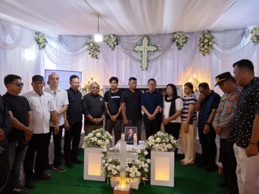 Wali Kota Hengky Honandar Datangi Rumah Duka Pnt. Ir. Yulianus Nanna, Sampaikan Belasungkawa dan Teguhkan Keluarga yang Berduka