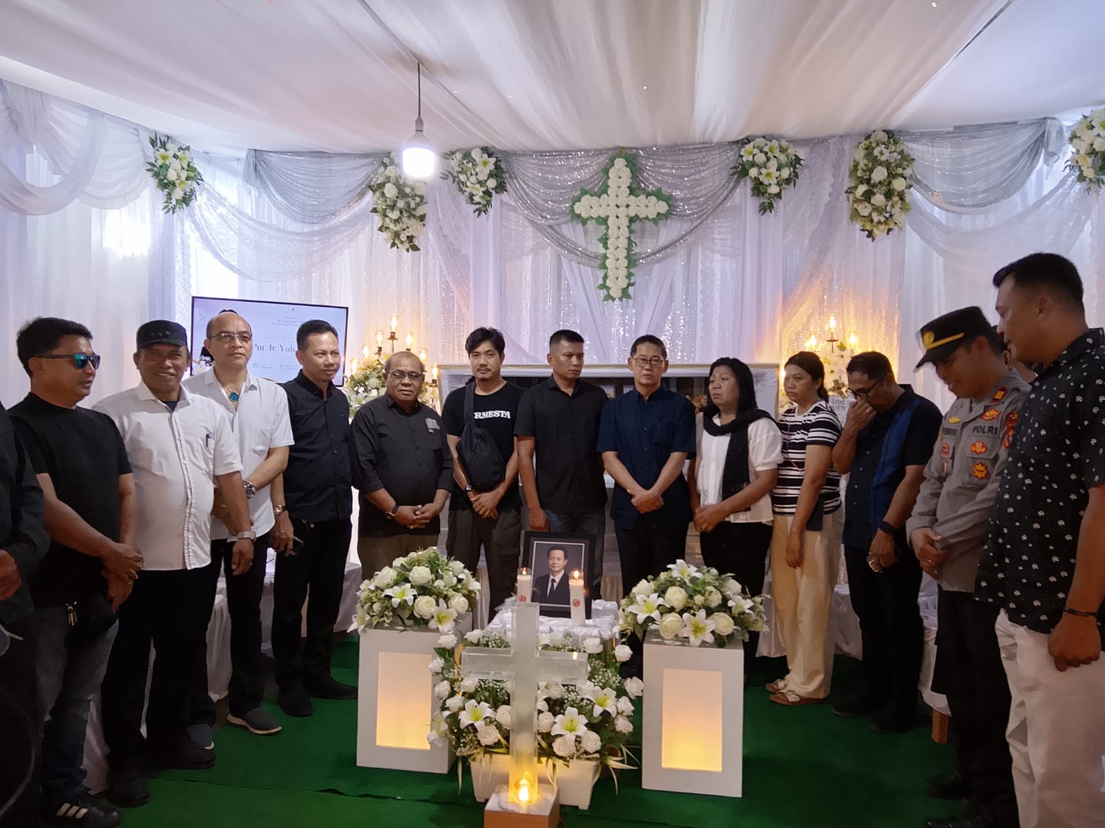Wali Kota Hengky Honandar Datangi Rumah Duka Pnt. Ir. Yulianus Nanna, Sampaikan Belasungkawa dan Teguhkan Keluarga yang Berduka