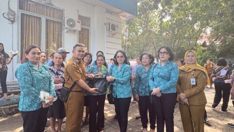 Dari Sampah Jadi Peluang, Ellen Honandar Sondakh Kini Sebar Bibit Tomat dan Sayuran untuk Perkuat Ekonomi Keluarga