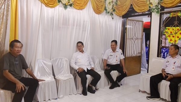 Wali Kota Hengky Honandar Melayat ke Rumah Duka Rudy Wurangian, Sampaikan Belasungkawa Mendalam untuk Keluarga 8 Wali Kota Hengky Honandar Melayat ke Rumah Duka Rudy Wurangian, Sampaikan Belasungkawa Mendalam untuk Keluarga