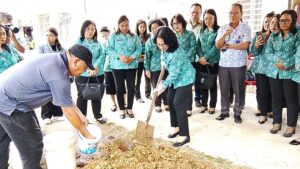 Tuntaskan 44 Kelurahan, Ellen Honandar Sondakh Ajak Warga Lembeh Utara Ubah Sampah Rumah Tangga Jadi Kompos dan Sumber Penghasilan