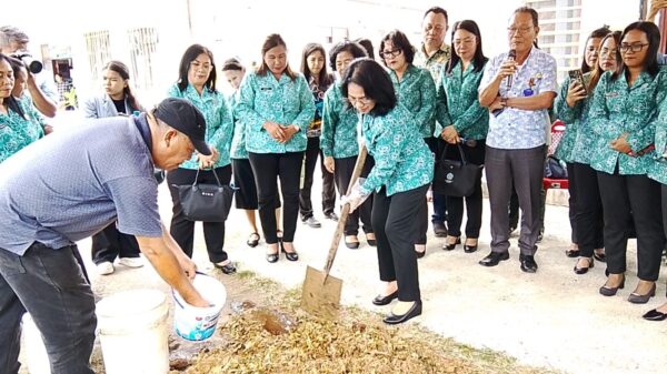 Tuntaskan 44 Kelurahan, Ellen Honandar Sondakh Ajak Warga Lembeh Utara Ubah Sampah Rumah Tangga Jadi Kompos dan Sumber Penghasilan