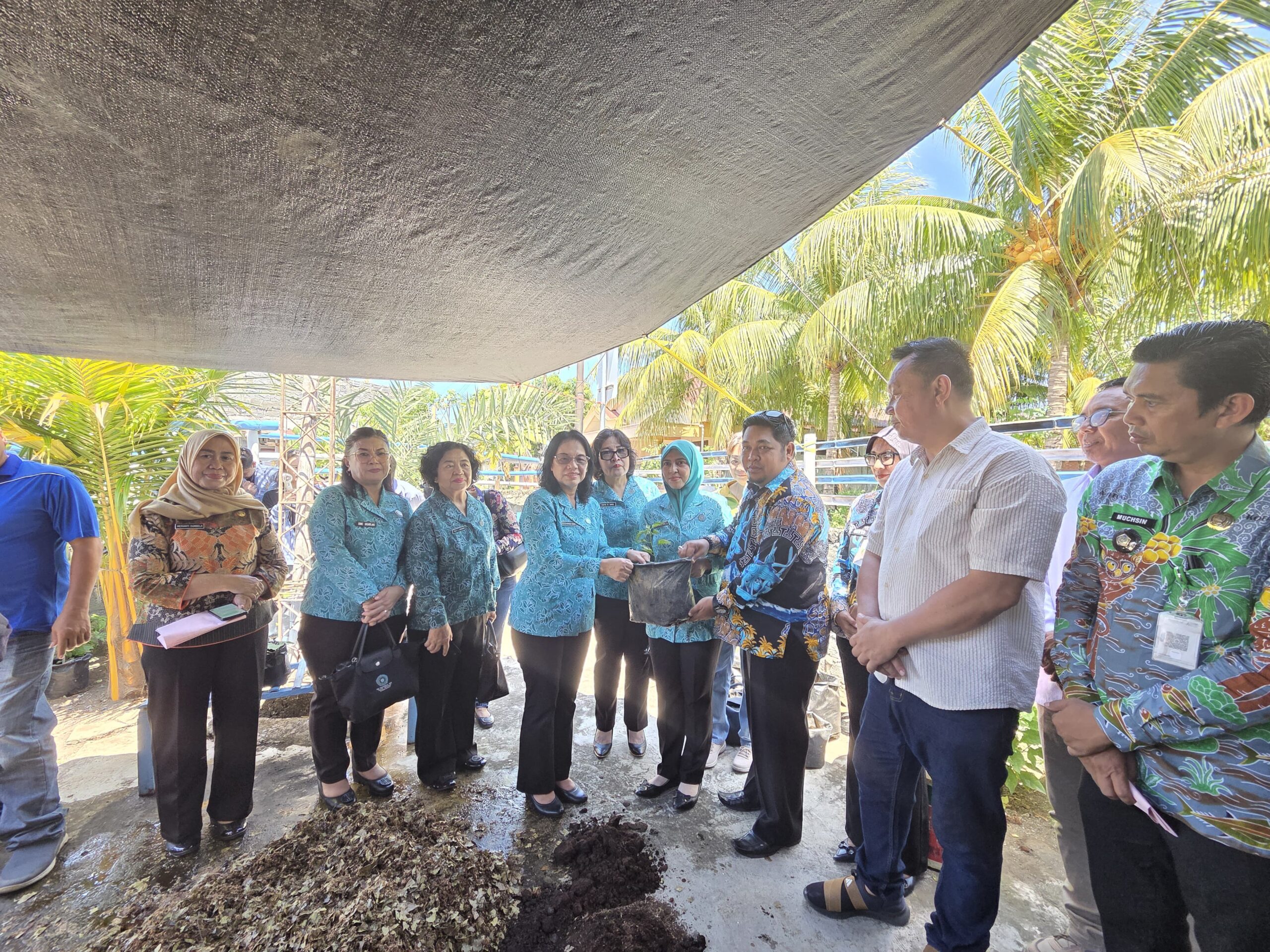 Ratusan Warga Girian Antusias Ikuti Pelatihan Kompos, Ellen Honandar Sondakh Dorong Sampah Jadi Bernilai Ekonomi