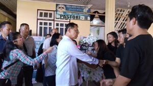 Hengky Honandar Melayat ke Dua Rumah Duka dalam Sehari, Sampaikan Duka Mendalam