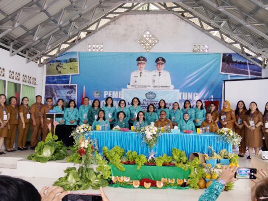 Camat Aertembaga dan Ketua TP-PKK Sambut Tim Penilai, Ellen Honandar Sondakh Genjot Kualitas 10 Program Pokok PKK