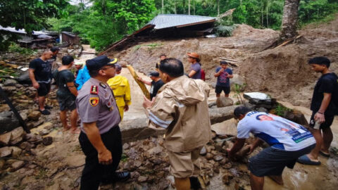 Kapolsek AKP Meldy Roring Turun Langsung Pimpin Penanganan Banjir dan Longsor di Tamako