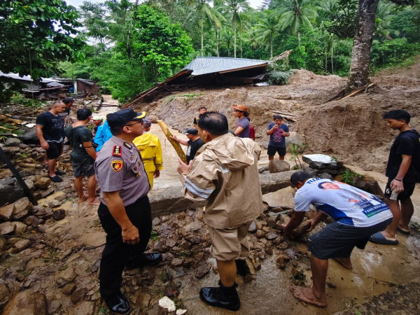Kapolsek AKP Meldy Roring Turun Langsung Pimpin Penanganan Banjir dan Longsor di Tamako