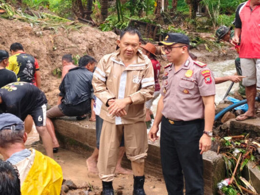 Kapolsek AKP Meldy Roring Turun Langsung Pimpin Penanganan Banjir dan Longsor di Tamako