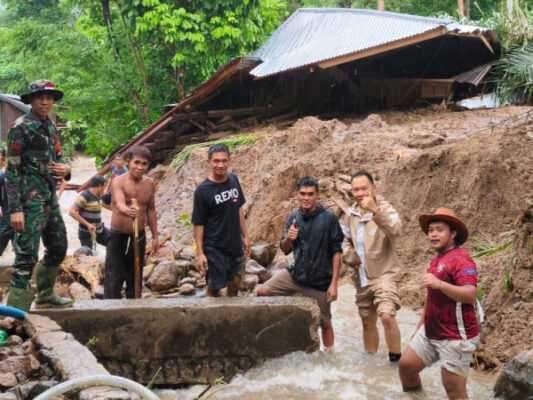 Kapolsek AKP Meldy Roring Turun Langsung Pimpin Penanganan Banjir dan Longsor di Tamako