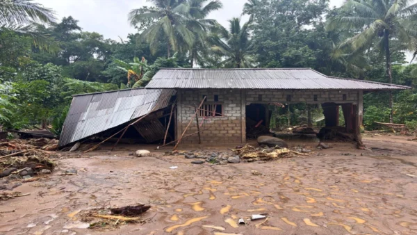 Plh Kapolres Sangihe Edwin Rumokor Tinjau Banjir dan Longsor di Tamako, 11 Rumah Rusak Berat dan 60 Terdampak