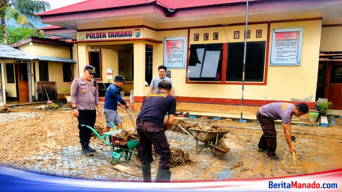 Polsek Tamako Bersama Warga Kerja Bakti Bersihkan Lumpur Pascabanjir Bandang
