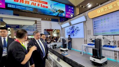 Menteri Koordinator Bidang Perekonomian RI Airlangga Hartarto meninjau teknologi robotika AI di salah satu stan pameran WAIC 2026 di Shanghai, China, sebagai bagian dari penjajakan kerja sama teknologi Indonesia dan China.