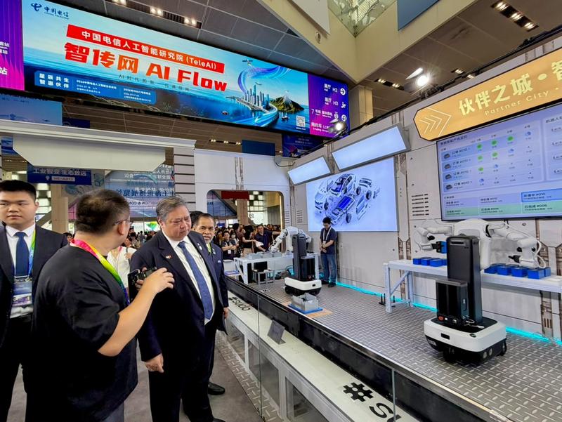 Menteri Koordinator Bidang Perekonomian RI Airlangga Hartarto meninjau teknologi robotika AI di salah satu stan pameran WAIC 2026 di Shanghai, China, sebagai bagian dari penjajakan kerja sama teknologi Indonesia dan China.