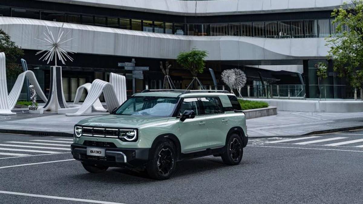 Dhani Yahya, COO PT JIO Distribusi Indonesia, memaparkan rencana ekspansi BAIC melalui kendaraan new energy vehicle dan penambahan diler di Indonesia.