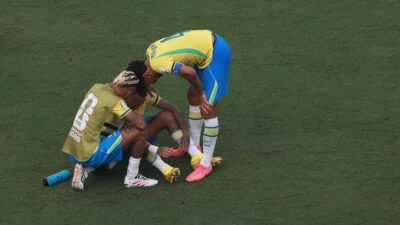 Neymar (tengah) dari Brasil tampak kecewa setelah kalah dalam pertandingan babak 16 besar antara Brasil melawan Norwegia dalam Piala Dunia FIFA 2026 di New York New Jersey Stadium, Amerika Serikat, pada 5 Juli 2026. (Xinhua/Hu Xingyu)