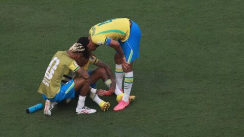 Neymar (tengah) dari Brasil tampak kecewa setelah kalah dalam pertandingan babak 16 besar antara Brasil melawan Norwegia dalam Piala Dunia FIFA 2026 di New York New Jersey Stadium, Amerika Serikat, pada 5 Juli 2026. (Xinhua/Hu Xingyu)