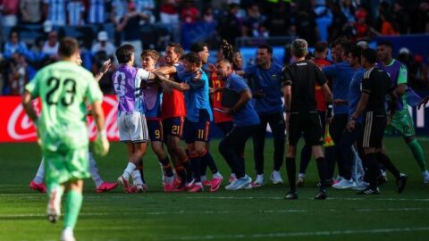Para pemain Spanyol dan Argentina terlibat bentrokan usai final Piala Dunia FIFA 2026 di New York New Jersey Stadium, Amerika Serikat, pada 19 Juli 2026.