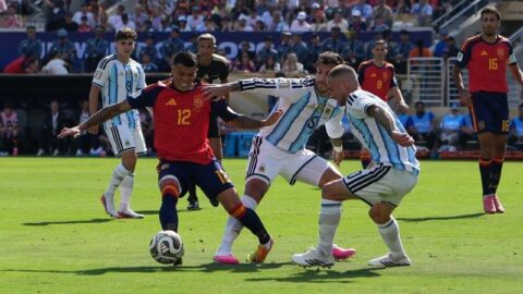 Bek Timnas Spanyol Pedro Porro berduel dengan gelandang Argentina Leandro Paredes pada final Piala Dunia FIFA 2026 di New York New Jersey Stadium, Amerika Serikat, 19 Juli 2026.