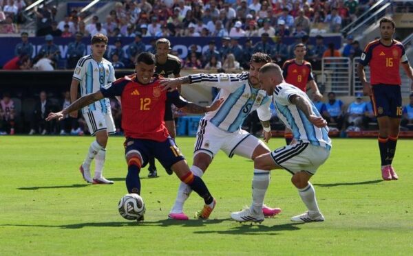 Piala Dunia Spanyol: Pedro Porro Wujudkan Janji untuk Sang Kakek 8 Bek Timnas Spanyol Pedro Porro berduel dengan gelandang Argentina Leandro Paredes pada final Piala Dunia FIFA 2026 di New York New Jersey Stadium, Amerika Serikat, 19 Juli 2026.