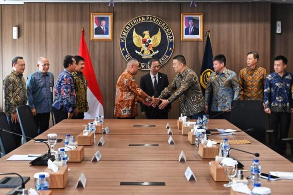 Terima Hibah dari Perusahaan China, Kemenhub RI Kembangkan Bandara Maleo di Morowali 9 Penandatanganan naskah perjanjian hibah dan berita acara serah terima pengembangan Bandar Udara Maleo di Kabupaten Morowali, Sulawesi Tengah, dari PT Zhenshi Indonesia Industrial Park kepada Direktorat Jenderal Perhubungan Udara Kemenhub RI di Jakarta, pada Selasa (21/7). (Sumber foto: Kemenhub)