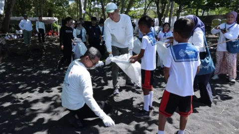 PTK Gandeng Berbagai Pihak Bersihkan Pantai Tangkoko, Jaga Ekosistem Laut di Bitung