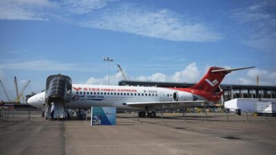 Pesawat C909 milik Commercial Aircraft Corporation of China (COMAC) dipamerkan dalam ajang Singapore Airshow ke-10 di Changi Exhibition Centre, Singapura, pada 4 Februari 2026. (Xinhua/Then Chih Wey)