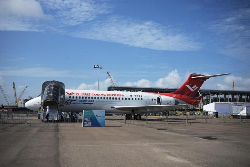 Pesawat C909 milik Commercial Aircraft Corporation of China (COMAC) dipamerkan dalam ajang Singapore Airshow ke-10 di Changi Exhibition Centre, Singapura, pada 4 Februari 2026. (Xinhua/Then Chih Wey)