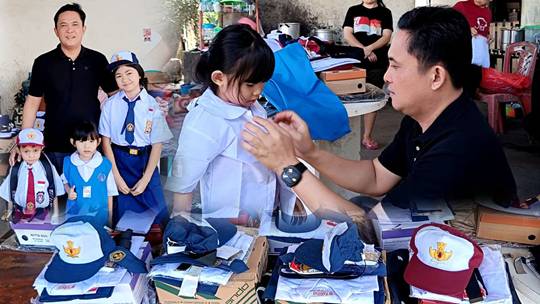 Siswa TK, SD dan SMP di Pinabetengan Selatan Dapat Seragam Baru dan Perlengkapan Sekolah
