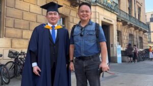Rocky Wowor politisi PDI Perjuangan wisuda MBA Distinction bersama Medy Lensun Cambridge Inggris