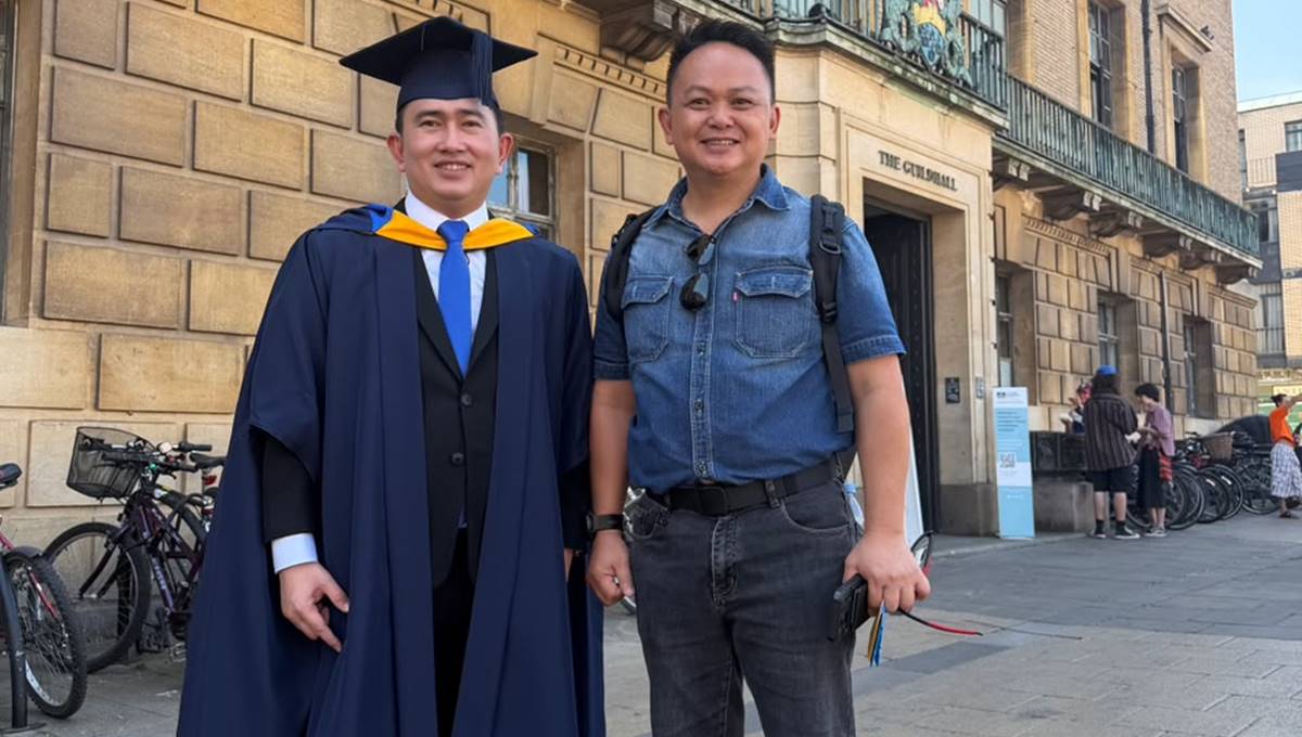 Rocky Wowor politisi PDI Perjuangan wisuda MBA Distinction bersama Medy Lensun Cambridge Inggris