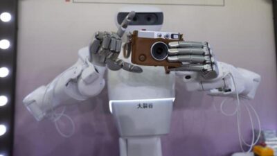 Sebuah robot mendemonstrasikan kemampuan mengabadikan foto di Shanghai World Expo Exhibition and Convention Center di Shanghai, China timur, pada 17 Juli 2026. (Xinhua/Wang Xiang)