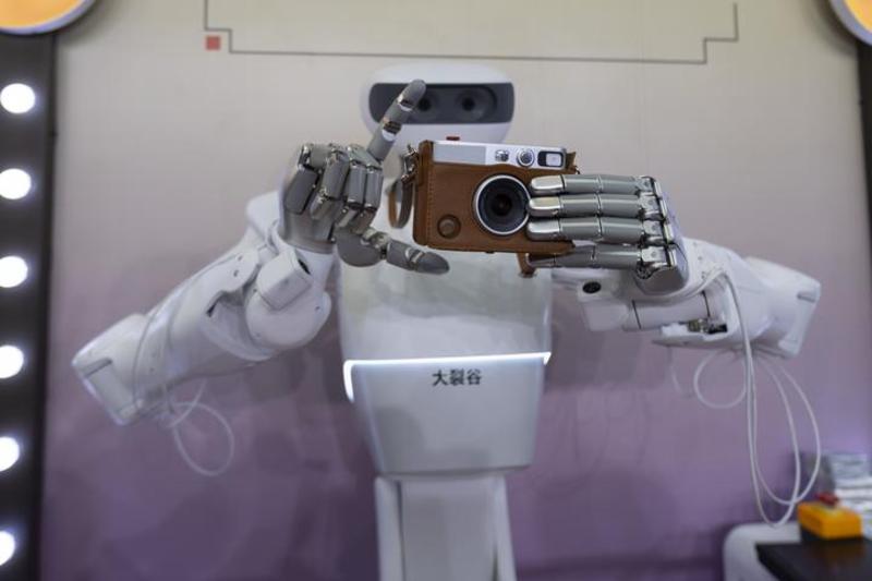 Sebuah robot mendemonstrasikan kemampuan mengabadikan foto di Shanghai World Expo Exhibition and Convention Center di Shanghai, China timur, pada 17 Juli 2026. (Xinhua/Wang Xiang)
