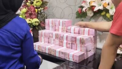 Tumpukan uang pecahan Rp50 ribu, Rp100 ribu, dan mata uang asing yang disita Kejati Sulut dalam kasus dugaan korupsi tambang PT HWR.