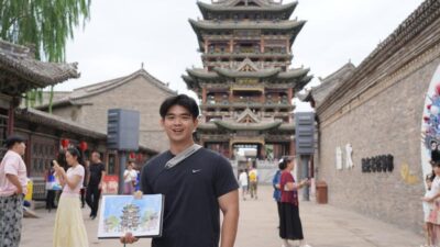Foto yang diabadikan pada 16 Juli 2026 ini menunjukkan Veldesen Yaputra, mahasiswa asal Indonesia, sedang mengunjungi sebuah menara kuno yang terletak di Yuci, Provinsi Shanxi, China utara. (Xinhua)